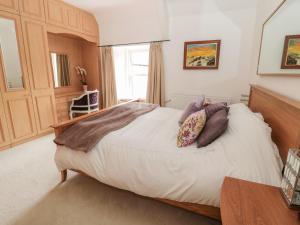 um quarto com uma cama grande com almofadas em 1A Chantry Place em Morpeth