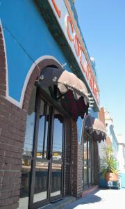 アグアスカリエンテスにあるHotel Colonialの傘が外にある入り口付きのレストラン