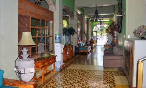 un couloir d'une maison avec un salon dans l'établissement Hotel Colonial, à Aguascalientes