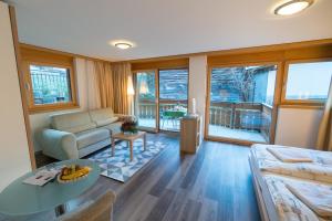 sala de estar con sofá y mesa en Haus Welcome, en Zermatt