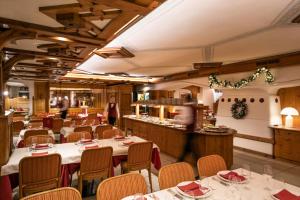 Reštaurácia alebo iné gastronomické zariadenie v ubytovaní Hotel Medil