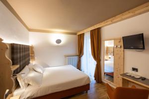 Tempat tidur dalam kamar di Hotel Medil