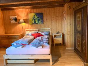 Postel nebo postele na pokoji v ubytování Szilvias Bergwiesenblick - Emmetten ganze Etage - 4 Zimmer