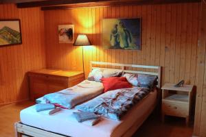 Postel nebo postele na pokoji v ubytování Szilvias Bergwiesenblick - Emmetten ganze Etage - 4 Zimmer