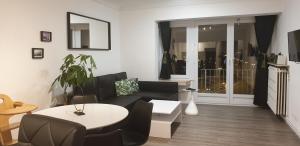 sala de estar con sofá y mesa en James Sun Beach Apartment, en Ostende