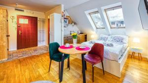 Kuchnia lub aneks kuchenny w obiekcie Apartament pod Świerkami z Prywatną SAUNĄ - 5D Apartments