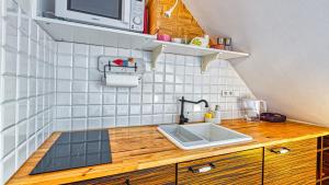 Kuchnia lub aneks kuchenny w obiekcie Apartament pod Świerkami z Prywatną SAUNĄ - 5D Apartments
