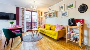Telewizja i/lub zestaw kina domowego w obiekcie Apartament pod Świerkami z Prywatną SAUNĄ - 5D Apartments