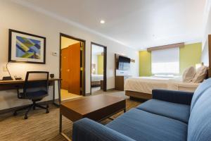 um quarto de hotel com um sofá, uma secretária e uma cama em Holiday Inn Express Davis-University Area, an IHG Hotel em Davis
