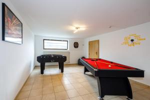 - un salon avec un billard et une table dans l'établissement Luxueuse et spacieuse villa avec sauna et piscine, à Malmedy