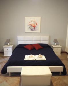パレルモにあるアンゴロ イン フィオーレのベッドルーム1室(大型ベッド1台、ナイトスタンド2台付)