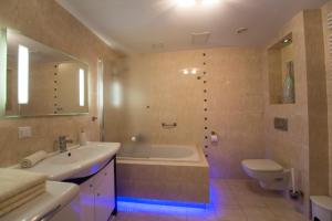 bagno con vasca, lavandino e servizi igienici di Just Apartments a Breslavia