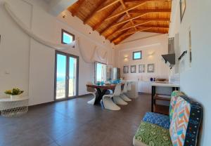 sala de estar amplia con mesa y sillas en Villa Albatross en Syvota