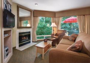 Uma área de estar em Whispering Woods Resort, a VRI resort