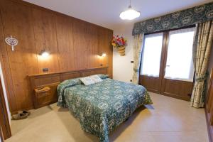 ein kleines Schlafzimmer mit einem Bett und einem Fenster in der Unterkunft Affittacamere Verger Plein Soleil in Saint-Pierre