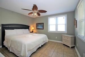 Gallery image of Salty Shack Unit C - Salty Shack - Dog Friendly Home - Across from the Beach - Central Location! in Folly Beach