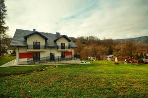 Vonkajšia záhrada v ubytovaní Dom w Milówce - Apartamenty na Kowolu
