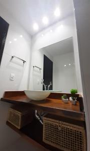 uma casa de banho com um lavatório e um espelho em Sun House Flat013 Residencial em Maresias