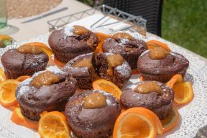 einen Teller mit Schokoladenmuffins und Orangenscheiben in der Unterkunft Agriturismo Fiori d'Arancio in Palagiano