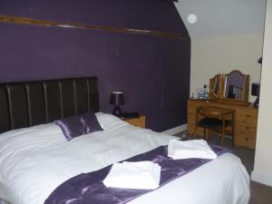 A bed or beds in a room at Affcot Lodge 