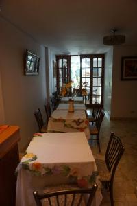 TV a/nebo společenská místnost v ubytování Hostal Camiluz + 37 fotografií