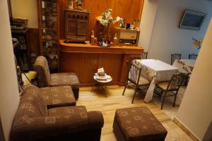 a living room with couches and a table and chairs at Hostal Camiluz in Nazca