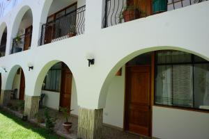 a building with arches and a door at Hostal Camiluz in Nazca