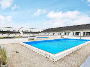Swimming pool sa o malapit sa 6 person holiday home in Brovst