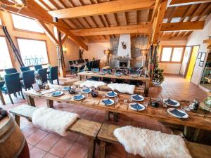 uma grande sala de jantar com uma grande mesa de madeira em Luxurious chalet near the pistes in family-friendly St François Longchamp em Saint-François-Longchamp
