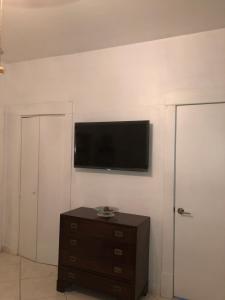 V - Private Suite next to Calle Ocho (Apt 2)