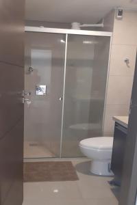 La salle de bains est pourvue d'une douche et de toilettes. dans l'établissement Elegante apartamento en Condominio Baruc II, à Santa Cruz de la Sierra