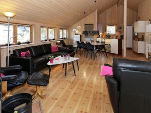 Kuchyň nebo kuchyňský kout v ubytování 10 person holiday home in Hadsund + 44 fotografií