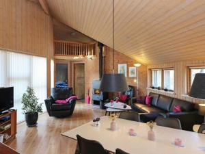 Posezení v ubytování 10 person holiday home in Hadsund