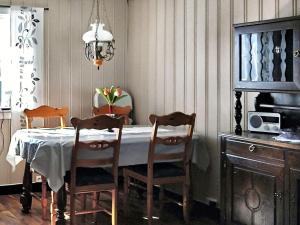 comedor con mesa y 4 sillas en One-Bedroom Holiday home in Øvre Årdal, en Øvre Årdal