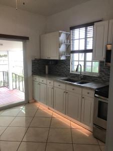 Η κουζίνα ή μικρή κουζίνα στο Private Suite next to Calle Ocho
