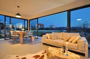 Posedenie v ubytovaní Luxury Villa Luminosa