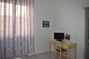 杰拉的住宿－In Riva al Mare，客房设有书桌、电脑和窗户