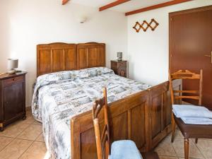クロネにあるBelvilla by OYO Fienile Regoli Quattroのベッドルーム1室(木製ベッド1台、テーブル、椅子付)