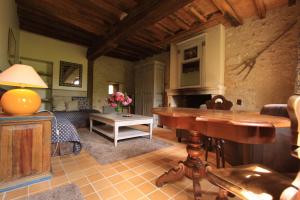a living room with a table and a couch at Domaine De Villeray in Condeau
