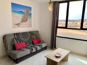 salon z kanapą i stołem w obiekcie Casa Monny Fuerteventura Holiday Wi-Fi w mieście Puerto del Rosario