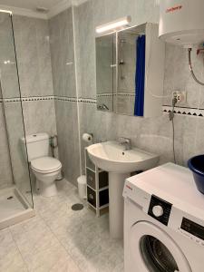 W łazience znajduje się umywalka i pralka. w obiekcie Casa Monny Fuerteventura Holiday Wi-Fi w mieście Puerto del Rosario +36 zdjęć