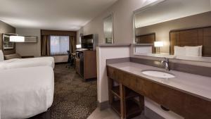 Postel nebo postele na pokoji v ubytování Best Western Plus Spokane North