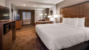 Postel nebo postele na pokoji v ubytování Best Western Plus Spokane North