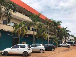 a group of cars parked in front of a building at Zani Apart Hotel Comfort Inn & Suites Porto Velho in Porto Velho