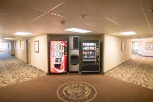 una habitación con una máquina de refrescos y un enfriador de bebidas en La Serena Inn, en Morro Bay