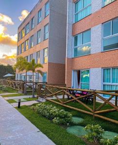 eine Holzbrücke vor einem Gebäude in der Unterkunft Muro Alto Condomínio Club in Porto De Galinhas