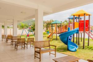 フロリアノポリスにあるNovo Campeche, Apartamento Clube, 6 pessoas SUL5の遊び場(スライダー、テーブル、椅子付)
