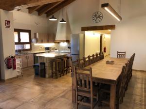 a kitchen and dining room with a table and chairs at La Mañica in La Vilueña