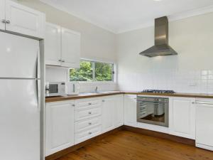 A kitchen or kitchenette at Seahorse - beach just 550m from house