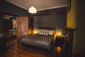 um quarto com uma cama grande e 2 almofadas em William Arnott Boutique Accommodation em Morpeth